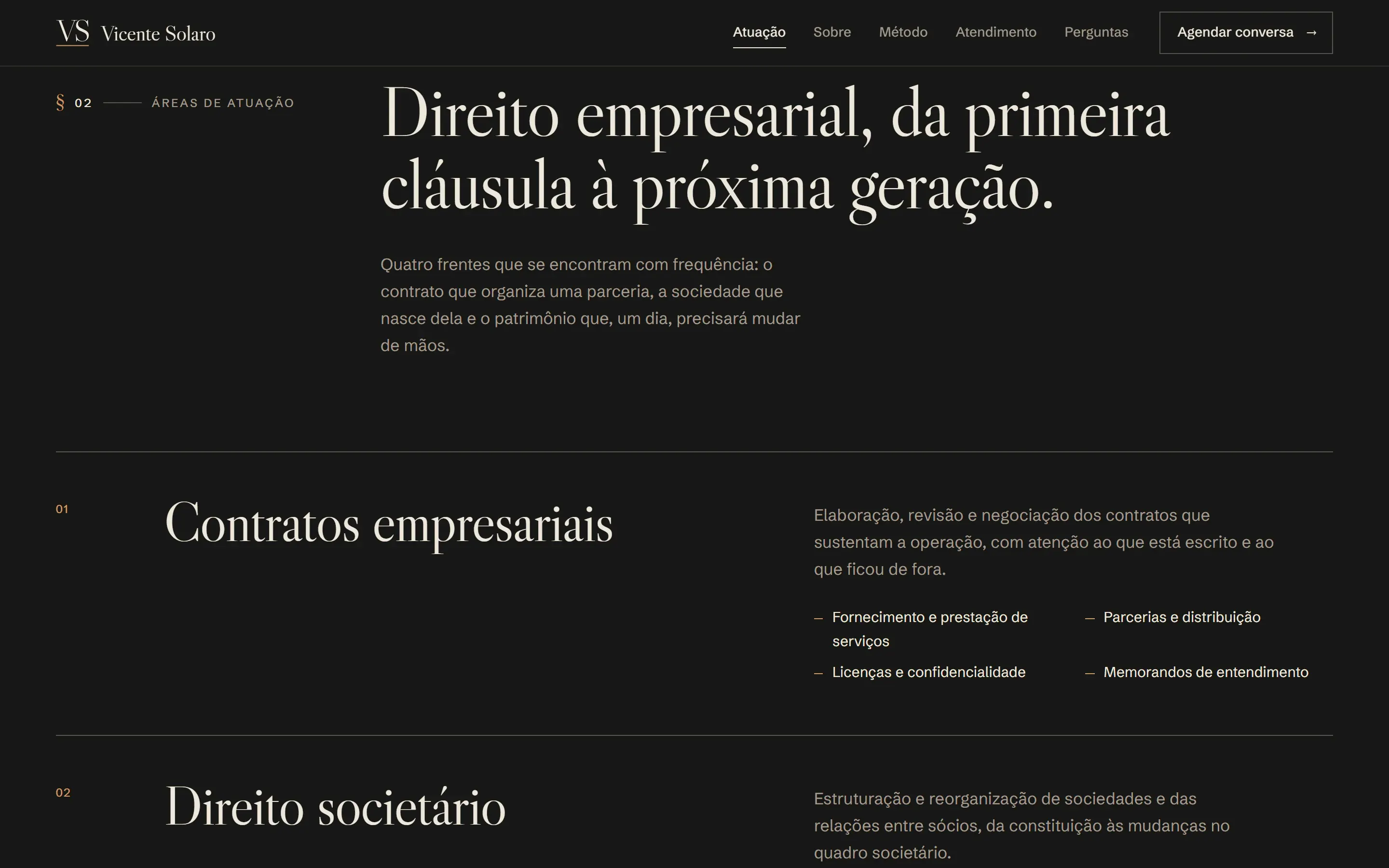 Seção de áreas de atuação do site conceito de Vicente Solaro, com o título “Direito empresarial, da primeira cláusula à próxima geração.” e as áreas numeradas em fundo grafite.