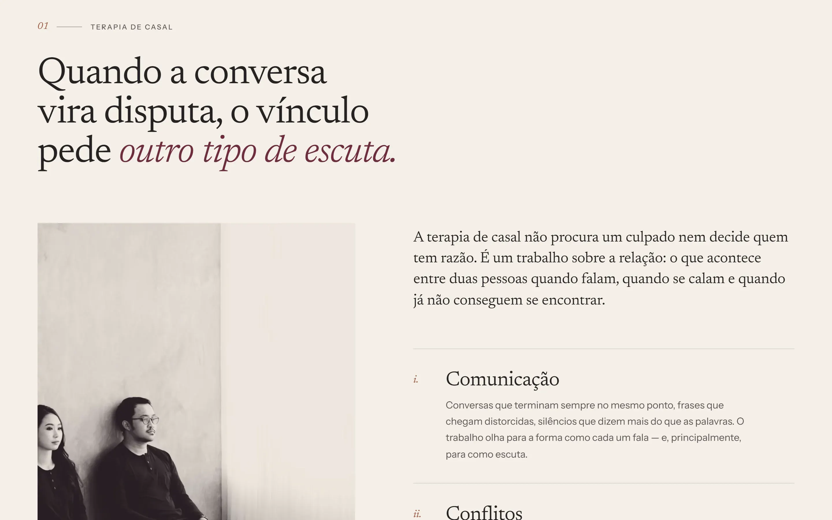 Seção de terapia de casal do site conceito de Irene Valmor, com o título “Quando a conversa vira disputa, o vínculo pede outro tipo de escuta.”, foto de um casal junto à parede e temas do atendimento.
