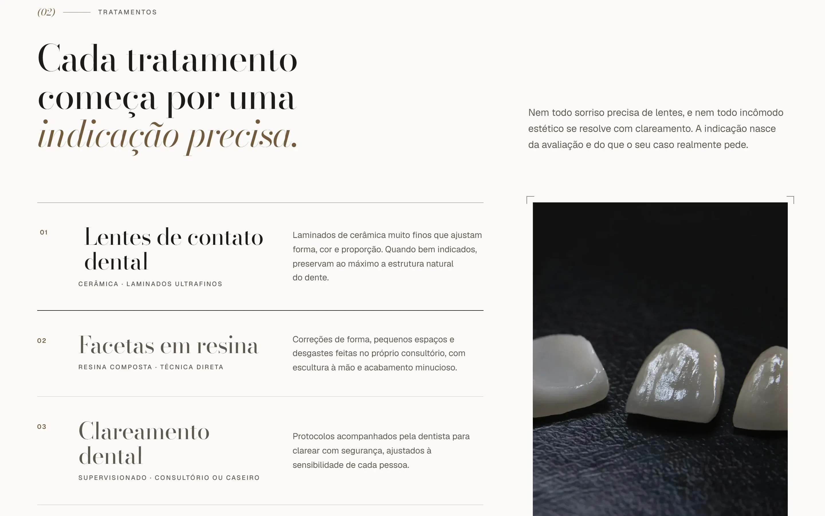 Seção de tratamentos do site conceito de Alba Varenne, com lista numerada de tratamentos odontológicos estéticos e prévia fotográfica de laminados sobre fundo escuro.