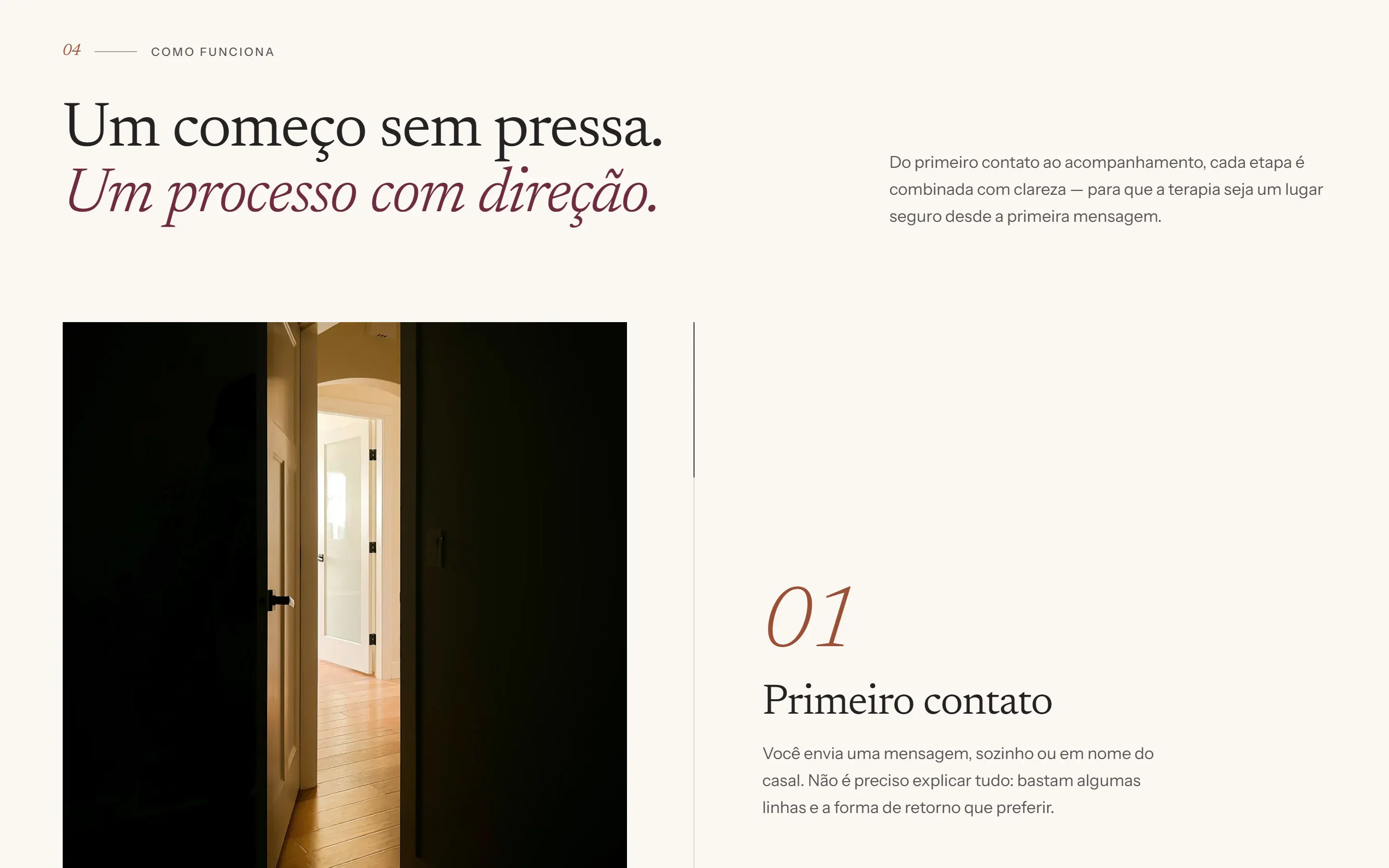 Seção “Como funciona” do site conceito de Irene Valmor, com o título “Um começo sem pressa. Um processo com direção.”, foto de porta entreaberta e a etapa 01, primeiro contato.