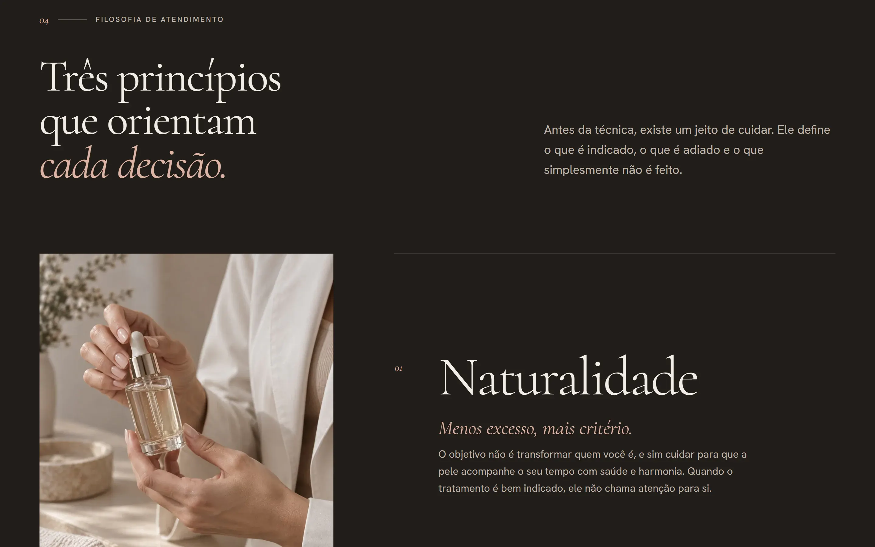 Seção de filosofia em fundo escuro do site conceito de Helena Aurel, com o título “Três princípios que orientam cada decisão.”, foto de mãos com frasco de sérum e o princípio Naturalidade.