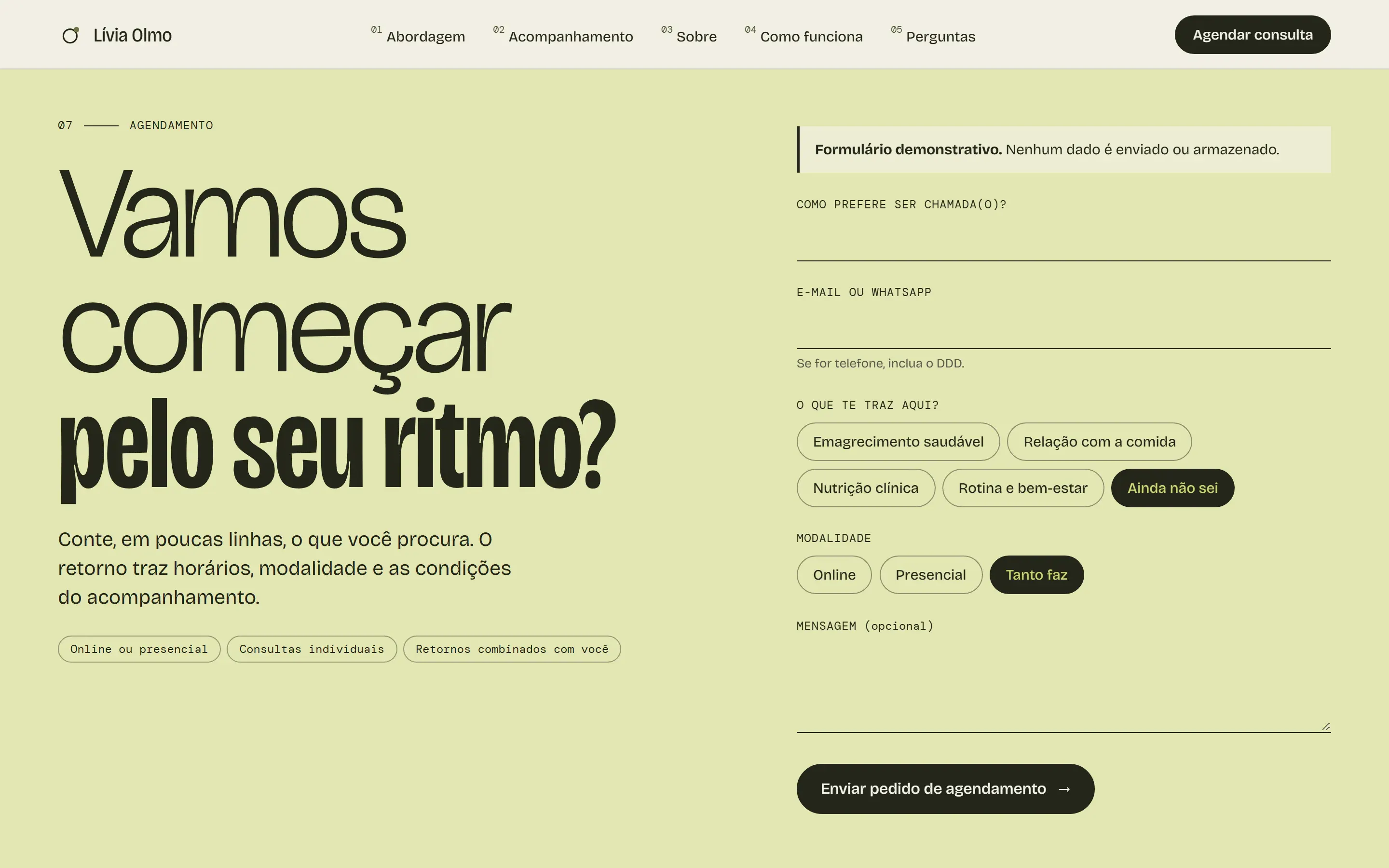 Seção de agendamento em fundo lima do site conceito de Lívia Olmo, com o título “Vamos começar pelo seu ritmo?” e formulário demonstrativo com opções em pílulas.