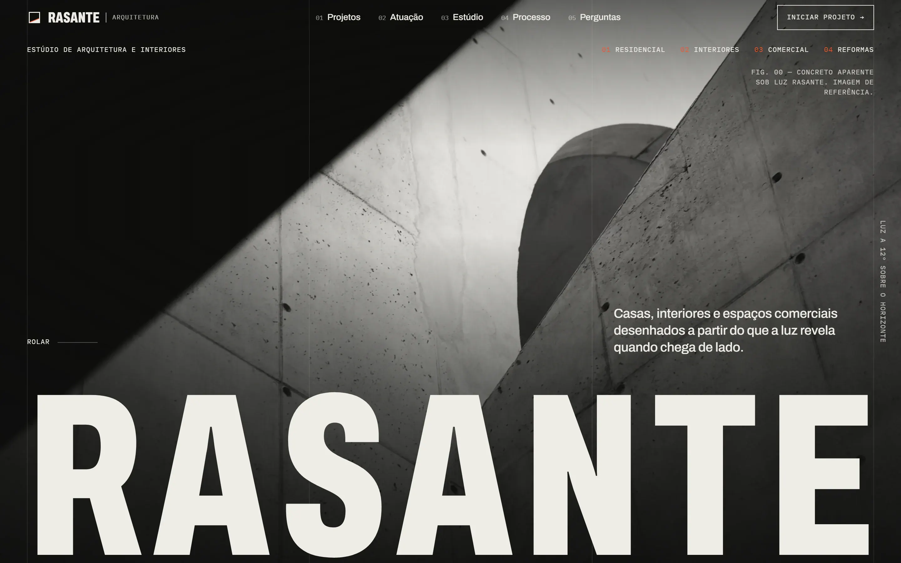 Hero do site conceito do estúdio Rasante, com a palavra RASANTE em tipografia condensada gigante sobre foto em preto e branco de concreto aparente sob luz rasante.