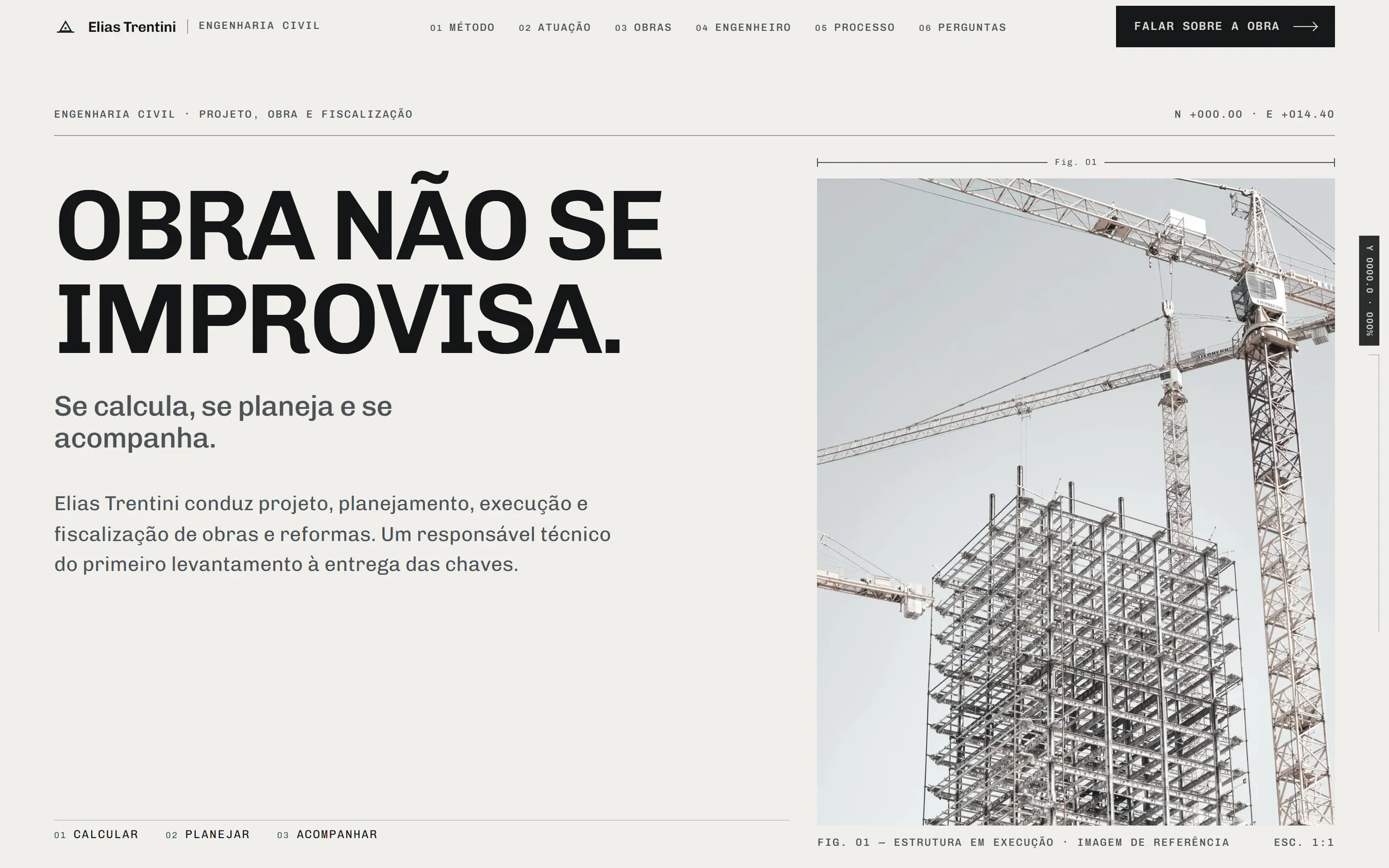 Hero do site conceito de Elias Trentini em fundo concreto, com o título “Obra não se improvisa.” em caixa-alta, ficha técnica e foto de estrutura em execução.