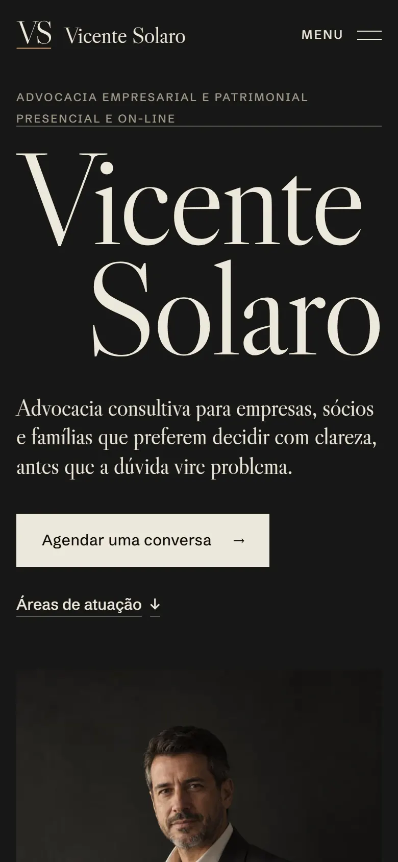 Versão mobile do hero do site conceito de Vicente Solaro, com o nome em serifada marfim sobre fundo grafite e botão para agendar uma conversa.