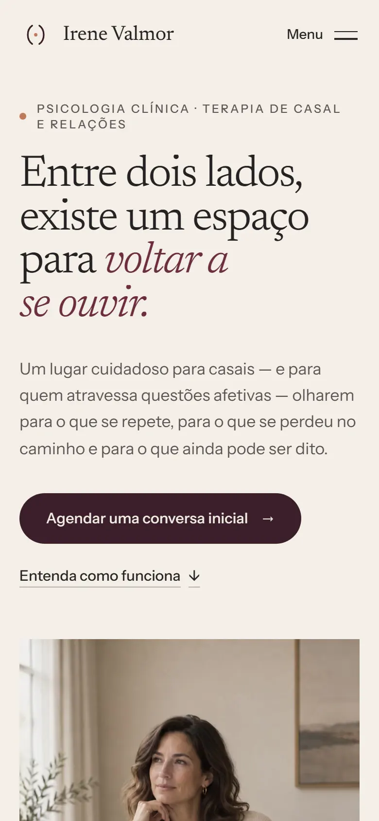 Versão mobile do hero do site conceito de Irene Valmor, com o título em serifada sobre fundo marfim e botão para agendar uma conversa inicial.