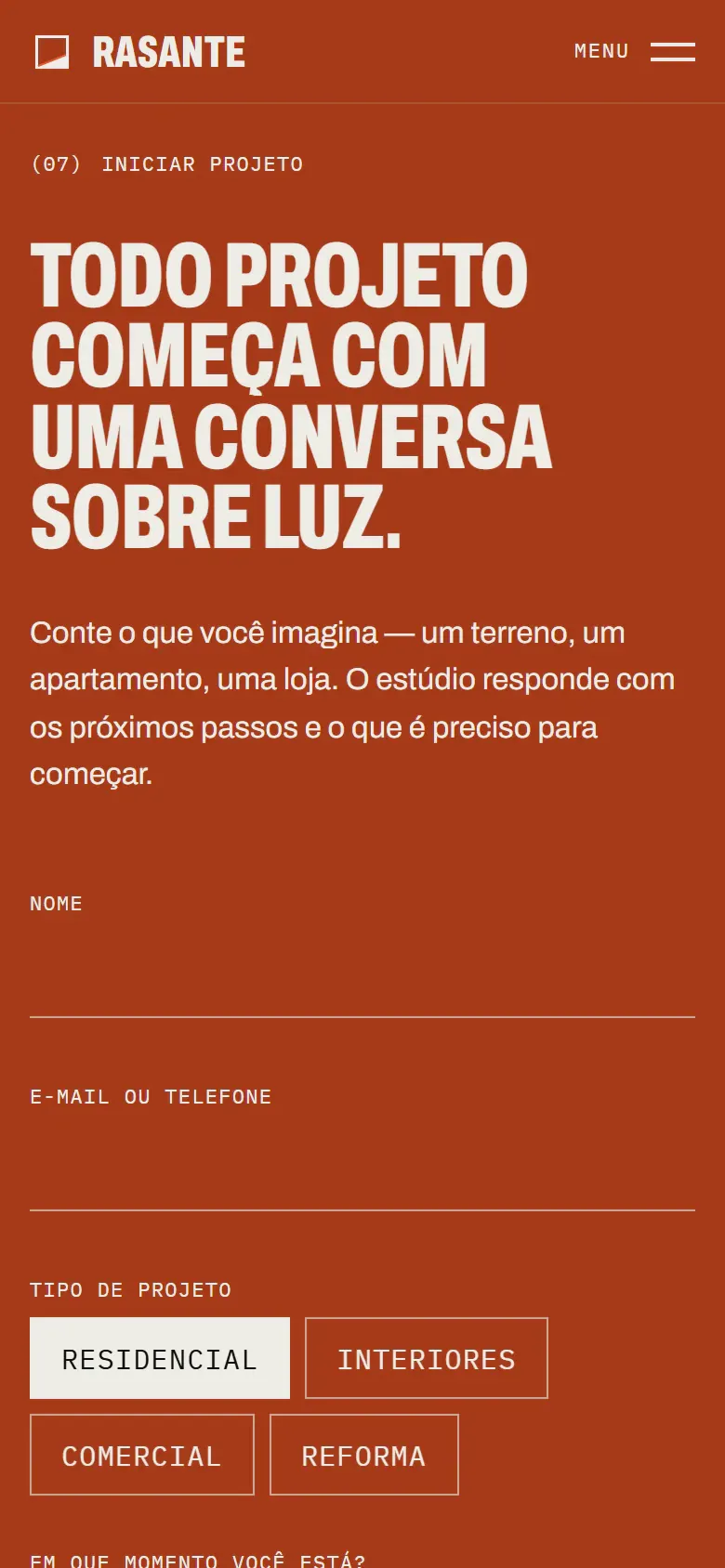 Seção de contato em fundo laranja na versão mobile do site conceito do estúdio Rasante, com o título “Todo projeto começa com uma conversa sobre luz.” e início do formulário.