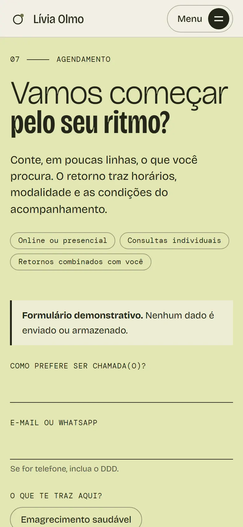 Seção de agendamento em fundo lima na versão mobile do site conceito de Lívia Olmo, com o título “Vamos começar pelo seu ritmo?” e início do formulário demonstrativo.