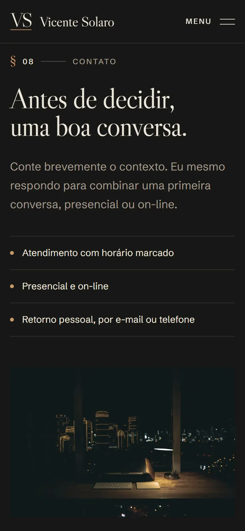 Seção de contato na versão mobile do site conceito de Vicente Solaro, com o título “Antes de decidir, uma boa conversa.”, condições de atendimento e foto de mesa iluminada à noite.
